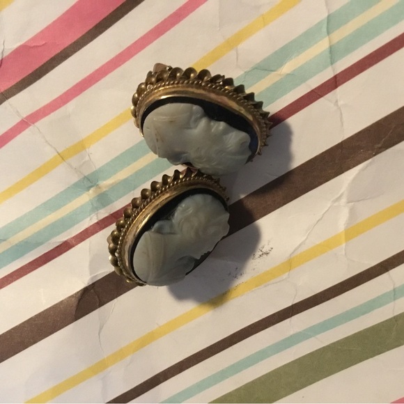 Vintage cameo clip on earrings - Picture 6 of 6